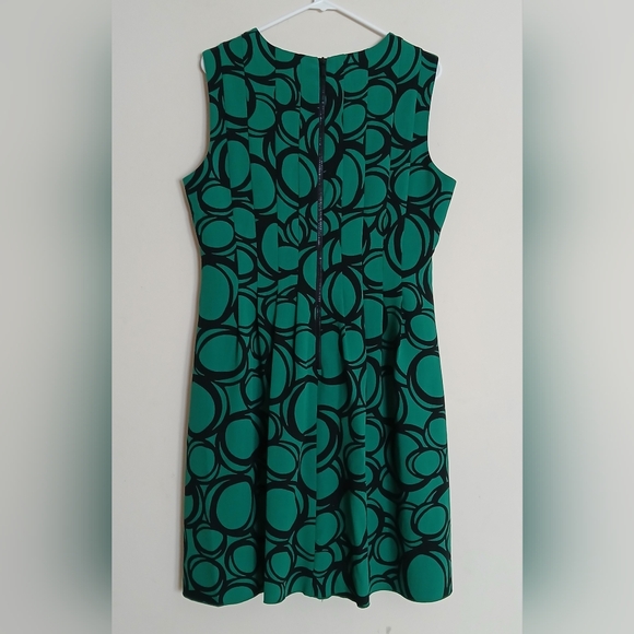 Anne Klein Green and Black Sleeveless Pleated Dress - Picture 5 of 10